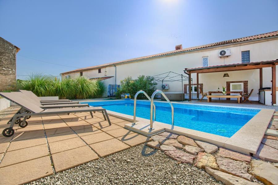 Villa John Pula Exterior photo