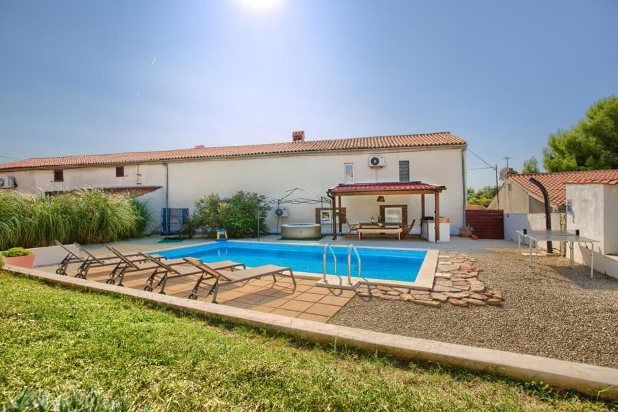 Villa John Pula Exterior photo